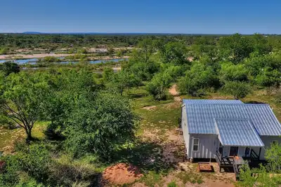 Image de Relaxing Bungalow with 2 Master Suites on the Llano River. Birders Paradise! !
