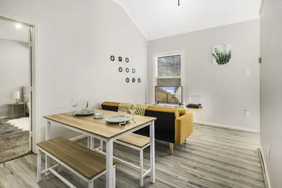 Image de King Size Bed And Free Garage Included: Retro Vibes