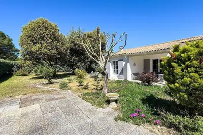 Image de Superbe villa de plain-pied avec parking et jardin
