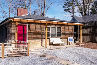Image de Adorable bungalow 1 mile from downtown Hendersonville!