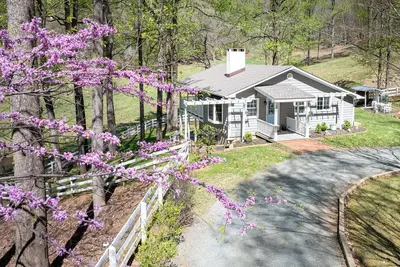Image de Stonemont Farm Retreat | Cottage and Cabin on Keswick Farm | Sleeps 12
