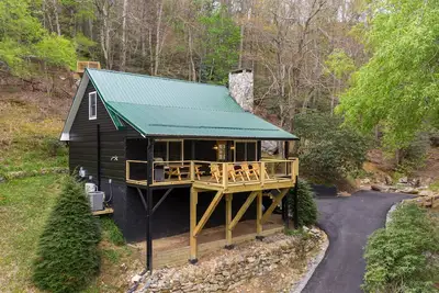 Image de River Run Cabin- New Listing By Watauga River in Valle Crucis! Firepit, Pet Friendly, Oversize Deck!