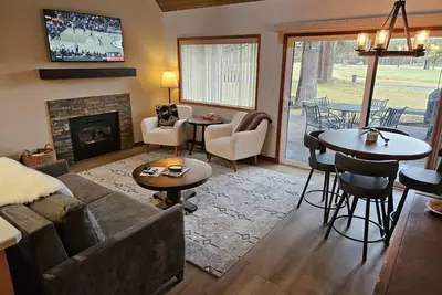 Image de Newly Remodeled Condo on Golf Course, A/C, Pet Friendly, Sharc passes, Bikes.