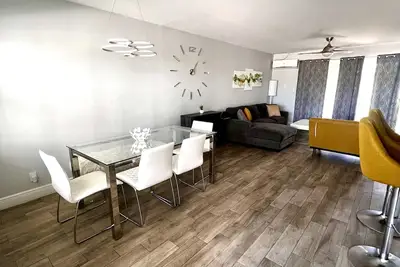 Image de 10 minutes to the beach, newly remodeled luxe modern condo unit