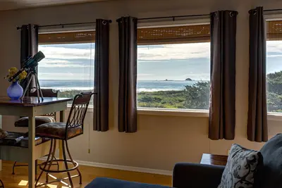 Image de Spacious Home w/Ocean Views! 2 min. Walk to Beach!
