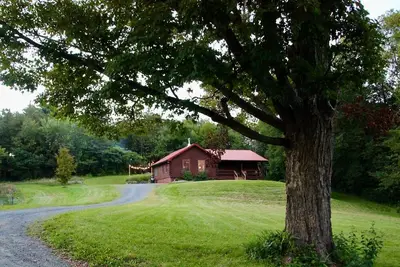 Image de Adirondack Cabin-21 acres to explore and only minutes to Lake George and Vermont