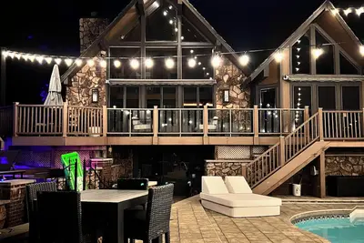 Image de Lakeside Retreat with Swimming Pool!