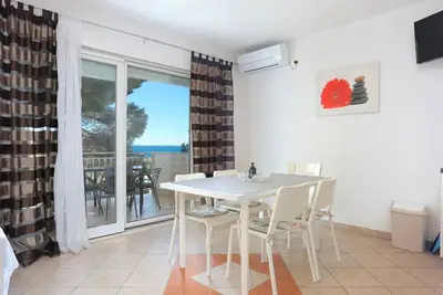 Appartement d'une chambre avec la terrasse et la vue sur le mer Balica Rat, Omis (A-20494-a)