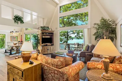 Image de Dog friendly, lakefront home with game room, pool, hot tub, dock & W/D