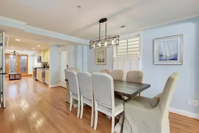 Image de History & Charm Are Only Steps from Main Street and City Dock at Catch 22