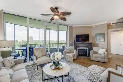 Image de Snowbird Friendly | 2 Br w/Den as 3rd Br | Pools | Free Golf | Private Beach Club | Tennis