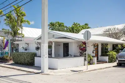 Image de Ultimate Escape-2 bed 2 bath Old Town home, parking, open layout, Mid-century