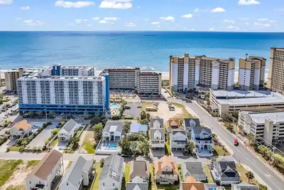 Image de Luxury 3br/2ba Private Home 2 Blocks from the Beach, Pool & 7 Night Minimum
