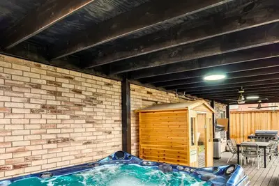Image de Elite 5br/3. 5b Home with Game Room, Hot Tub, & Sauna