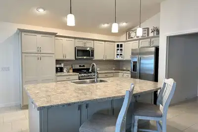 Image de 5 minutes to Brownwood, Private Backyard, New Home - Open Concept,