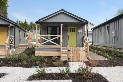 Image de New* Seabrook's Right as Rain, a dog-friendly Trailside Cabin!