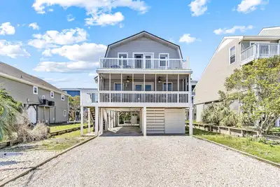 Image de Home near the beach with balconies, outdoor shower, grill, beach gear, W/D, & Ac