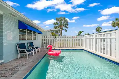 Image de Close to beach! Updated home with private pool!