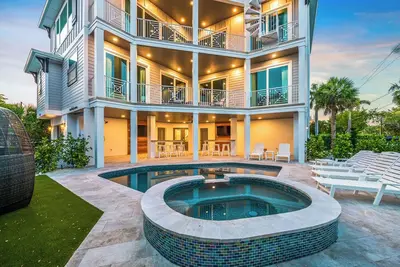 Image de New home with private pool! - Courtyard Castle