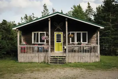 Image de Mountainside Cabin by the Ocean, Cabot Trail