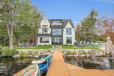 Image de Vrbo Top 10 of 2024! - Copley's Lakefront Cottage on Lake Monomonac