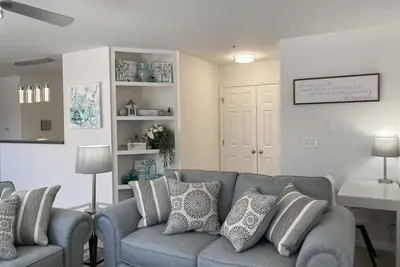 Image de Home Away From Home-\n2 Miles From Hpu & Fnt Market!