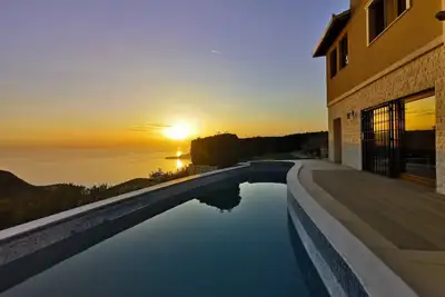Image de 650m2 Villa in Provence style with Postcard View over Adriatic Sea