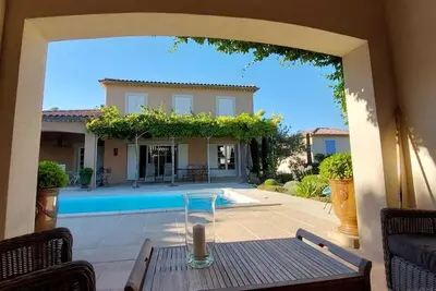 Image de les-pepites-de-Badou. fr présentent Les Chenes Verts -maison climatisée-