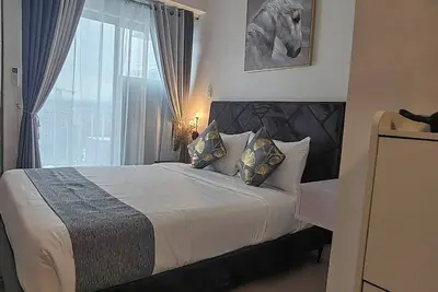 Image de A cozy hotel type condo with pool view balcony