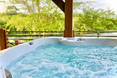 Image de Lakefront, Amazing LakeView, Private Hot Tub!
