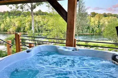 Image de Lakefront, Amazing LakeView, Private Hot Tub!