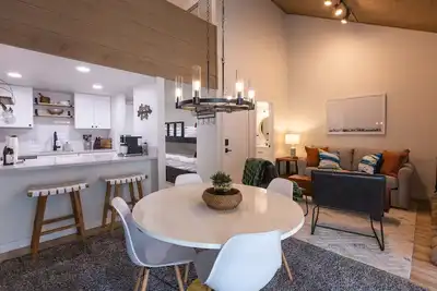 Image de Modern 2ba Condo - Walkable to Shuttle + Dining Hotspots!