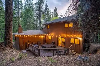 Cabin 7 Miles to Yosemite with Fast Ev, Projector, King Beds