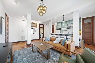 Image de Chic Historic Loft, 3 Blocks from The Strand