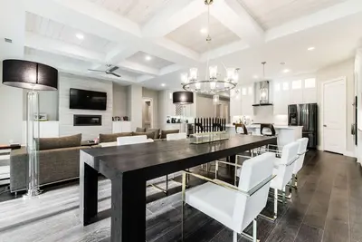 Image de New Single Level Ranch Home by Highland Park with Pool