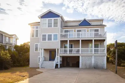 Less than 5min Walk to Beach with Pool, Fire Pit