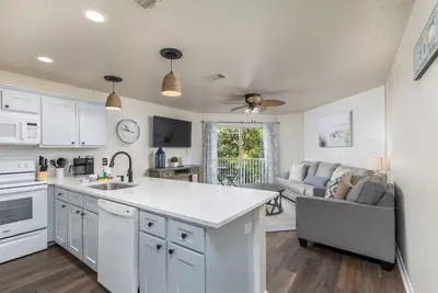Image de Lux Updated Condo- Private Beach Access 2 Pools Hot Tub 1br+2Bunks+Queen Pullout
