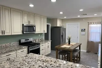 Image de Cheerful 2 br\/1 full bath home near SoFi\/Beaches