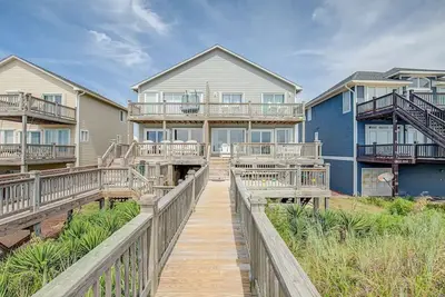 Image de Beachfront, 4br, Spacious, Central in \"S\" Curve, Game Room, Immaculately Kept