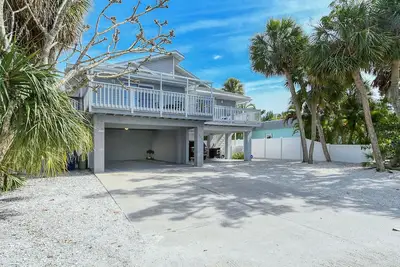 Image de 4 houses from Beach access! New, renovated pool! Enjoy a more secluded vacation and call today for available Fall Dates!