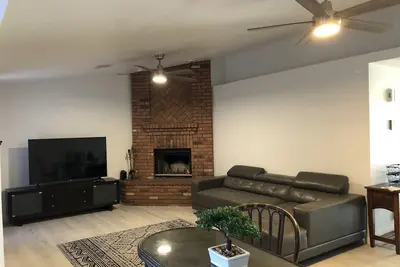 Image de Home is spacious and comfortable for staying with family and friends.