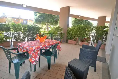 Image de Grand appartement au rez-de-chaussée avec terrasse couverte