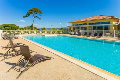 Image de Appartement avec terrasse et piscine