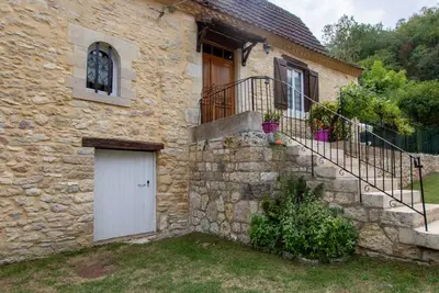 Image de Maison en pierres avec jardin clos, proche grotte de Tourtoirac, équipements bébé, animaux acceptés.