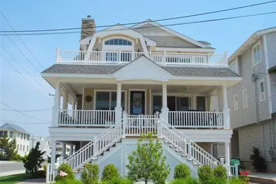 Image de Newer Beachblock Duplex with no streets to cross to beach, 3rd house from beach!
