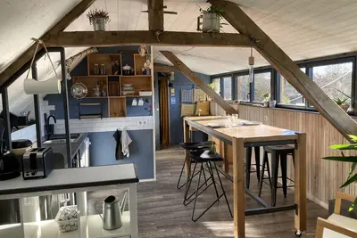 Image de Loft sud 2 à 7 personnes, kitchenette. Accès aux espaces communs de l'auberge.
