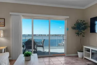 Image de 2 days complimentary umbrella & two beach chairs set up. 4/10-8/1