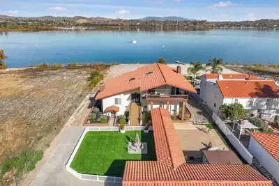 Image de Amazing Lakefront Home with a Private Beach, Bbq, Balcony, Fireplaces & jacuzzi