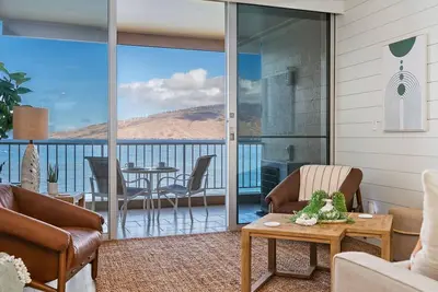 Image de Top Floor OceanFront Remodel I Menehune Shores 612
