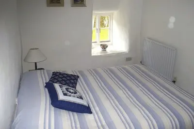 Image de Romantic, 17c Listed Stone Cottage In Ancient Oak Woodlands